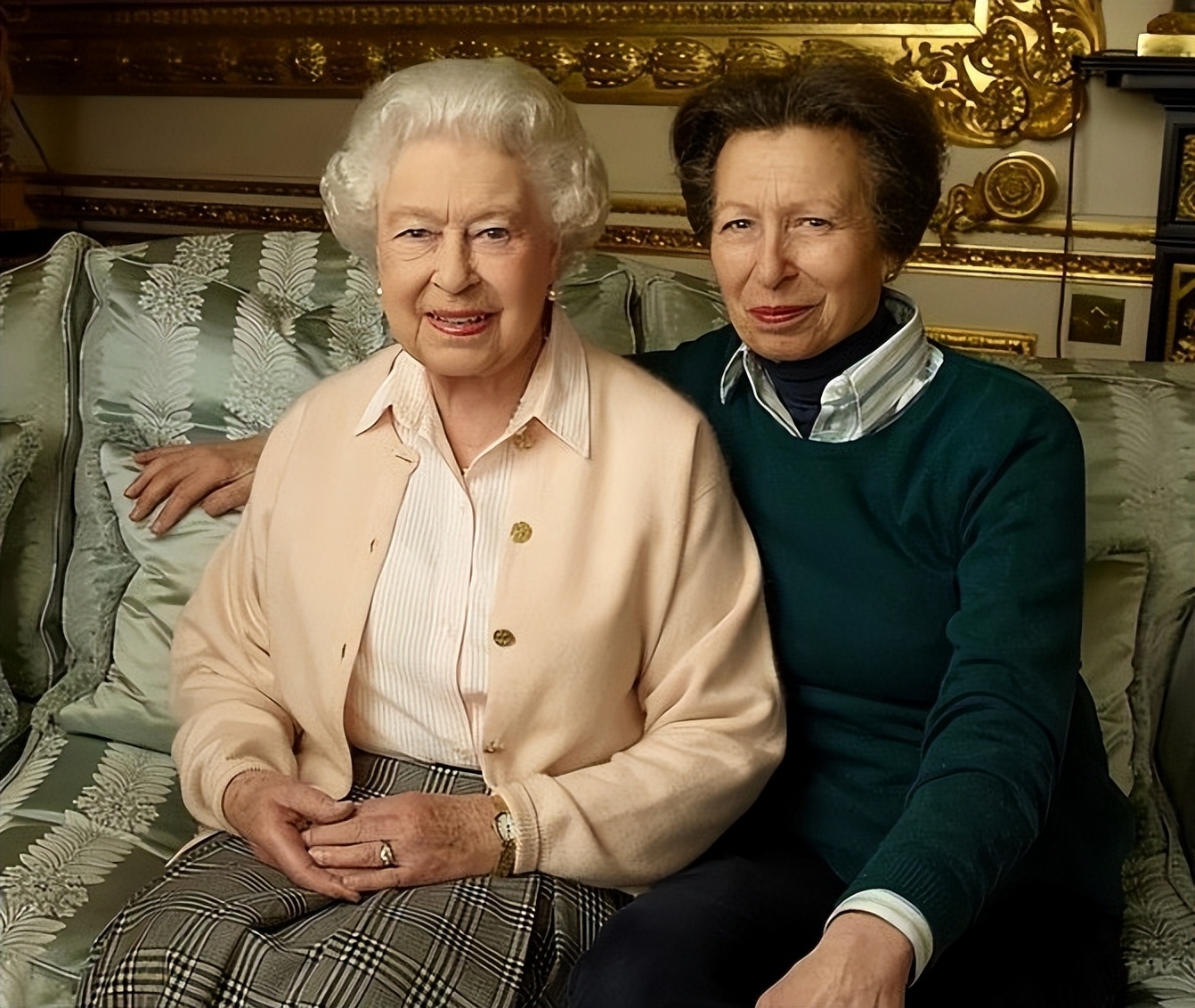 安妮公主的屈膝礼,安妮公主向戴安娜行屈膝礼