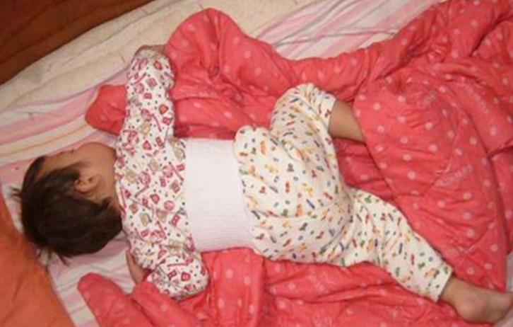 孩子总爱踢被子睡不安稳,孩子爱踢被子睡觉翻来覆去