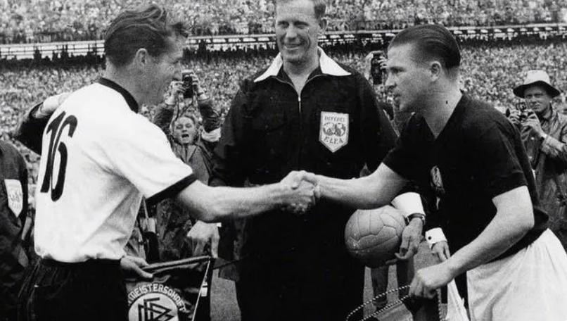 大雨中的足球比赛名场面,大雨足球比赛解说