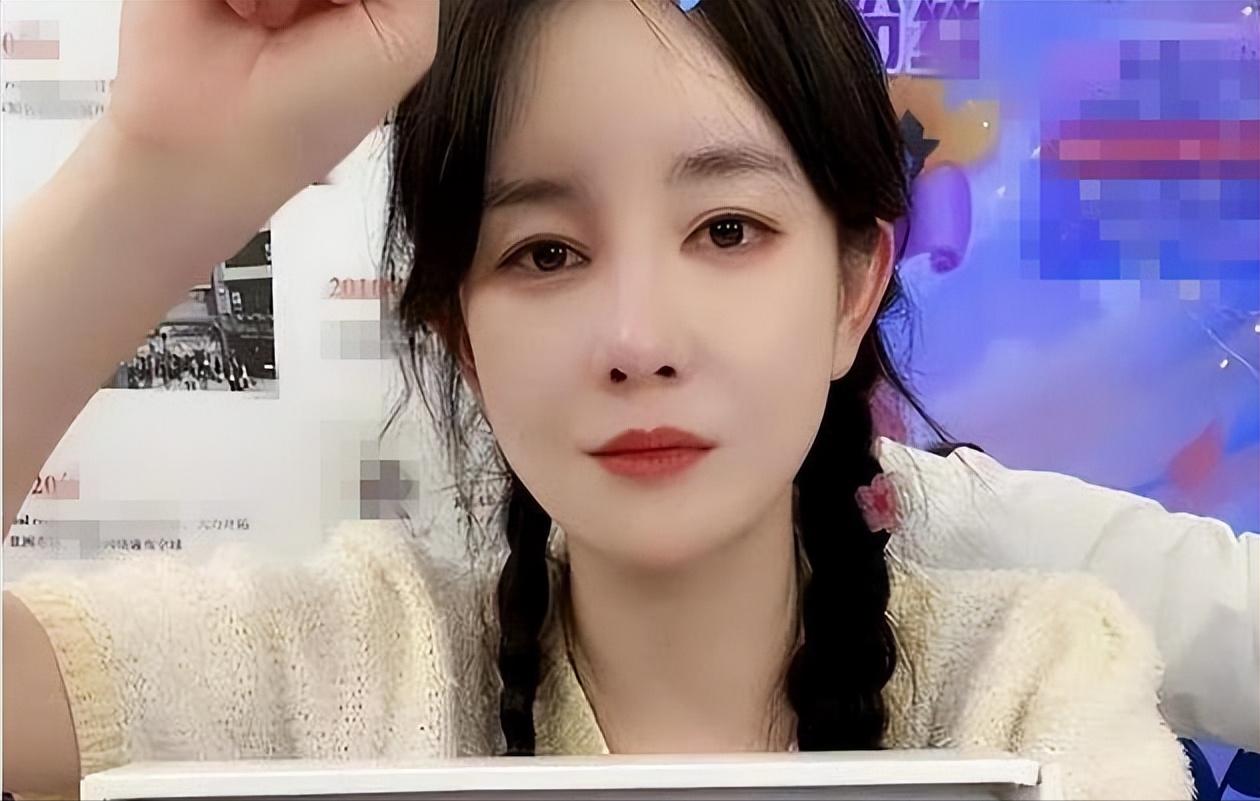 过气演员的窘况:县城忙走穴、直播用怪招,晚节不保,何必呢?