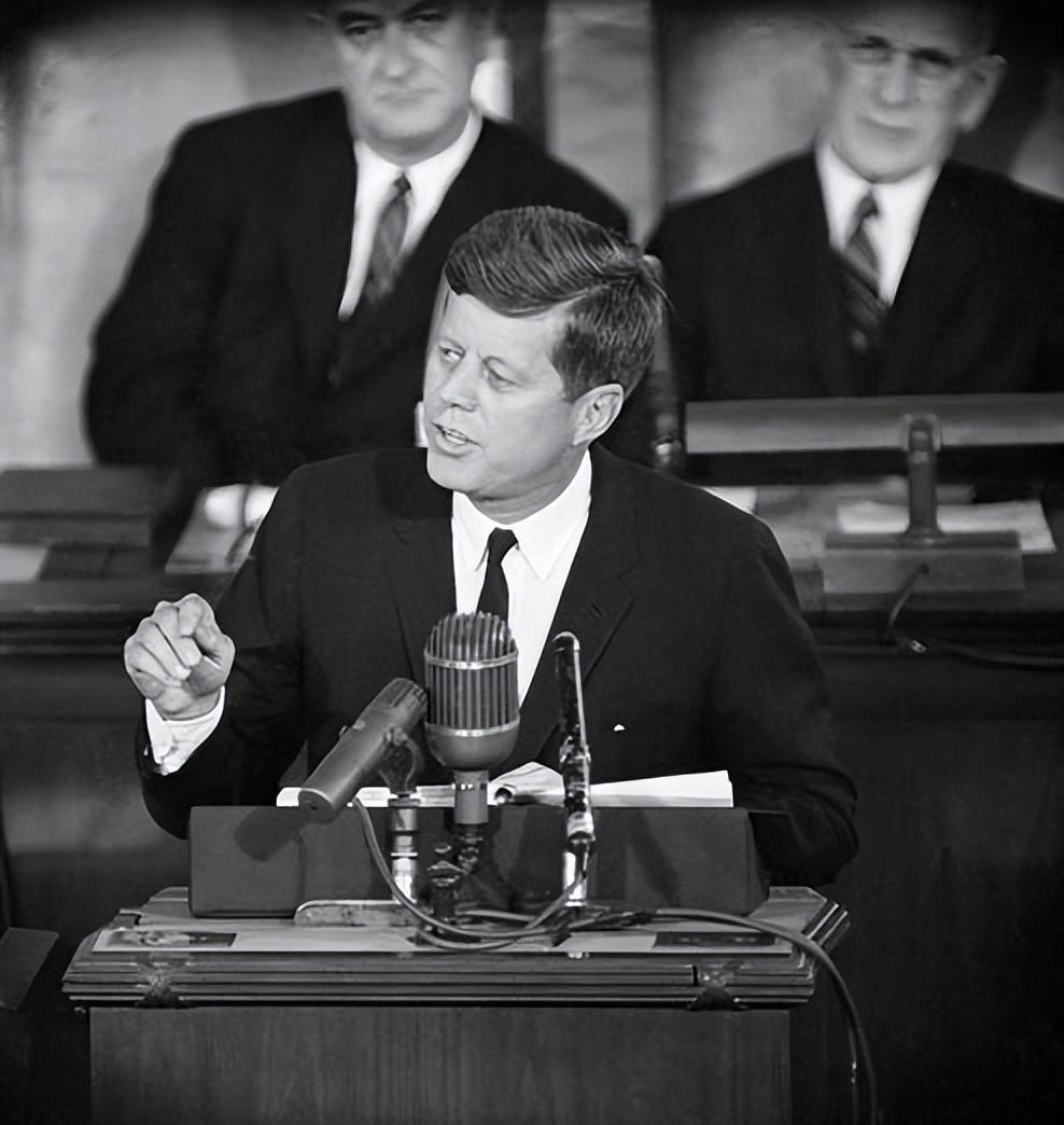 肯尼迪喜欢赫本还是玛丽莲梦露,梦露肯尼迪赫本是同时期的恋人吗