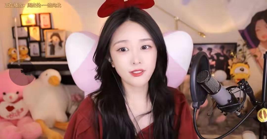 腐团儿身穿绿色背心大秀身材，林七七新造型现身，平胸也有自信美