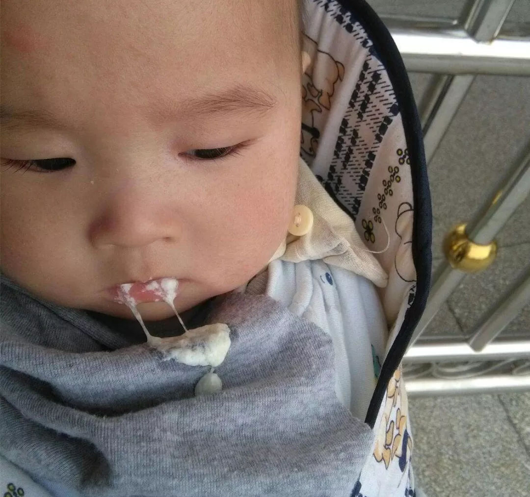 小婴儿吐奶严重看什么科,婴儿多久吐奶才会缓解