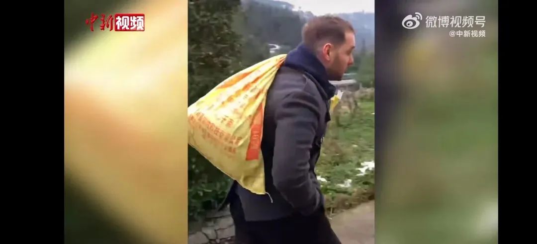 女子晒老公回村前后差别,中国女人晒外国老公回村前后对比