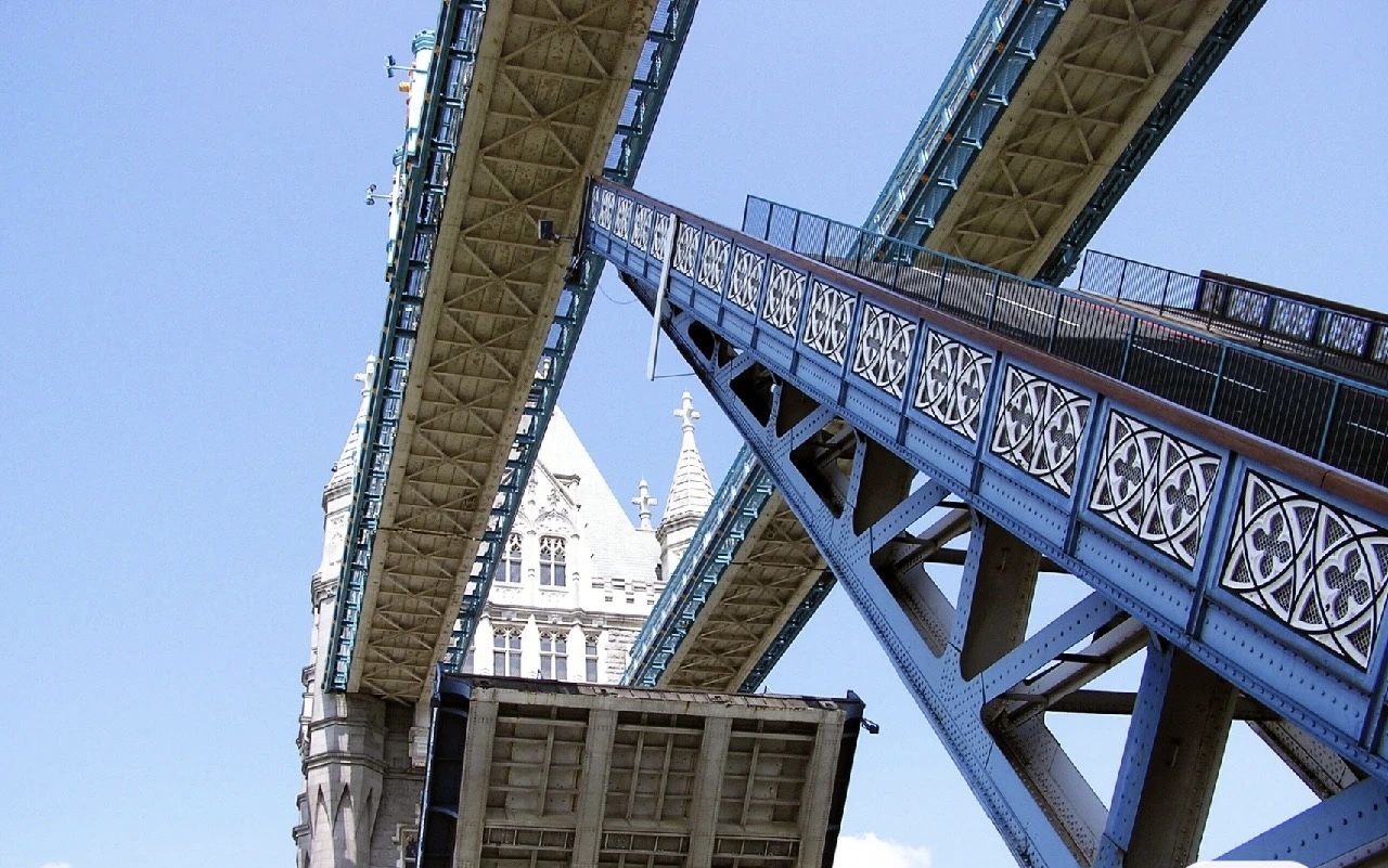 伦敦塔桥建造历史,伦敦塔桥附近的建筑