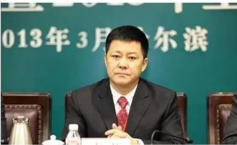 《狂飙》中的供电局长杨健，现实中能贪多少钱？让人想不到