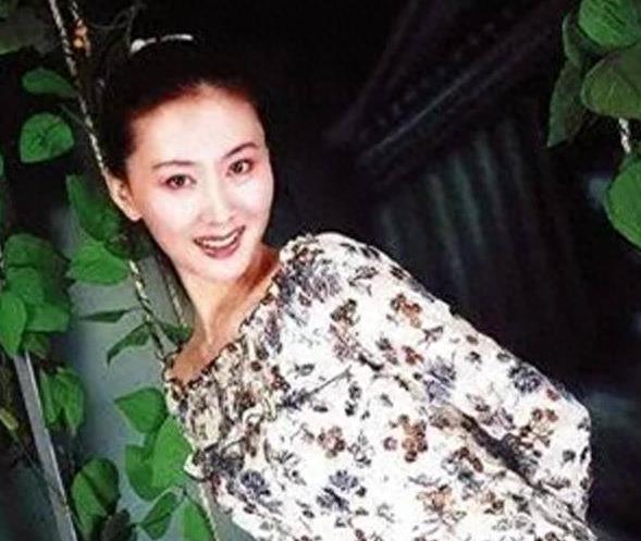 事实证明，为了钱选择当“裸模”的汤加丽，已经走上了另一条路