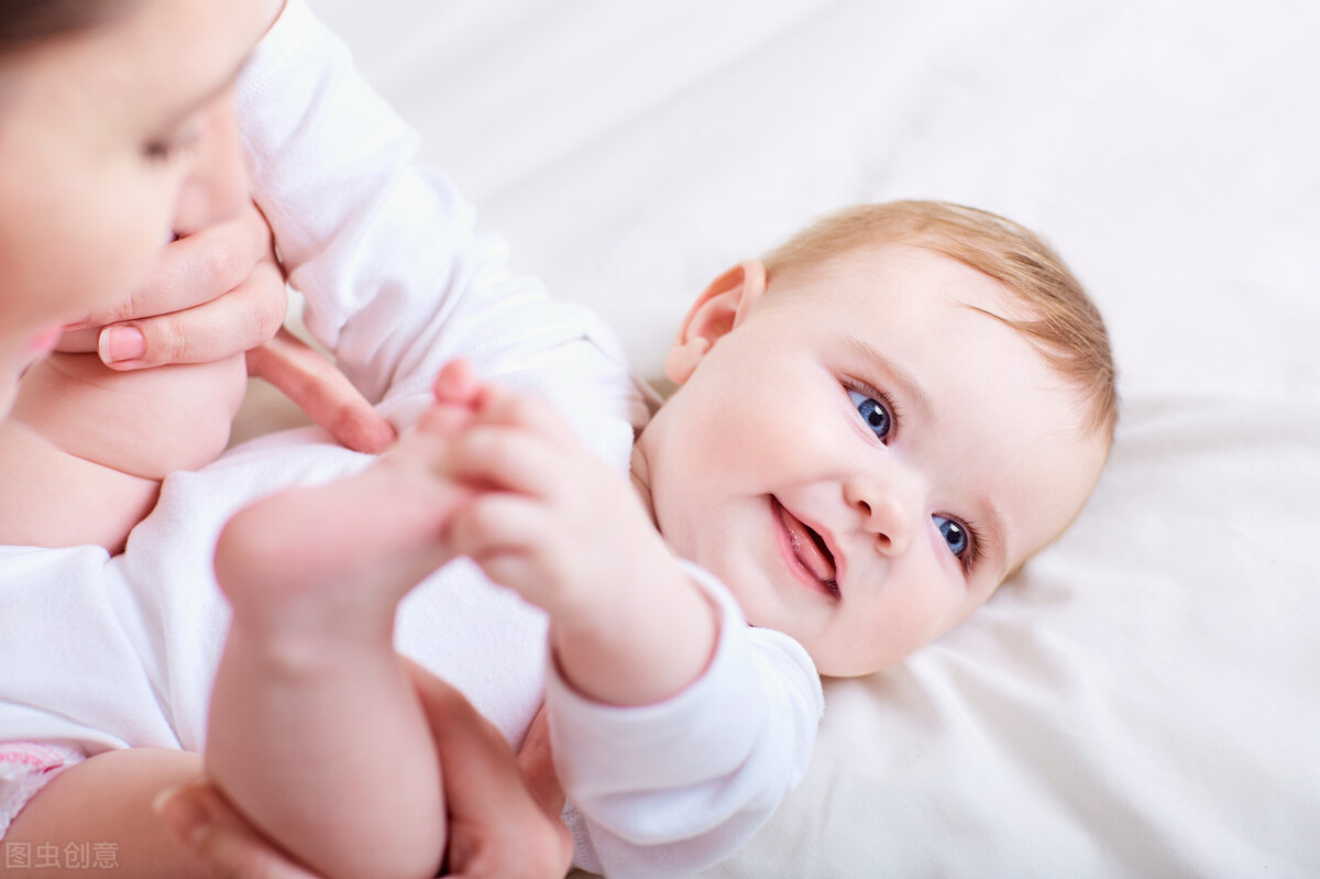 宝宝总是拍别人的头,宝宝有时候拍自己头怎么回事