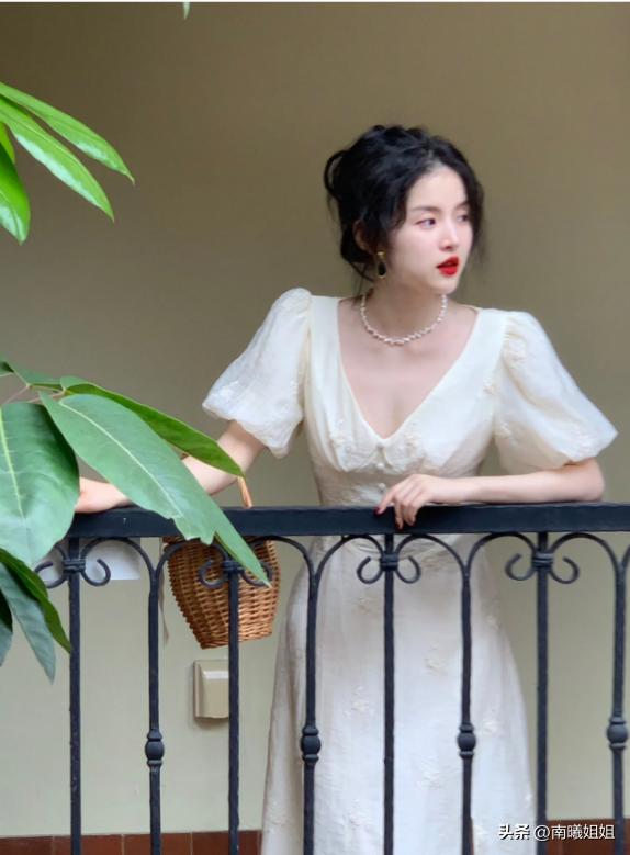 配裙子的平底单鞋时尚减龄,百搭裙子低跟鞋