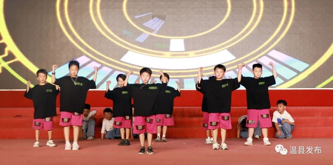 来了，当之无愧的“领舞者”！