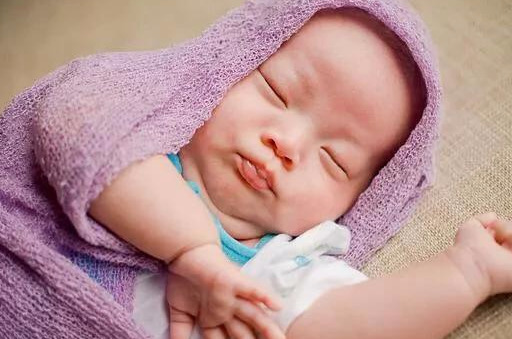 宝宝爱吐奶如何喂奶,宝宝爱吐奶有什么好办法