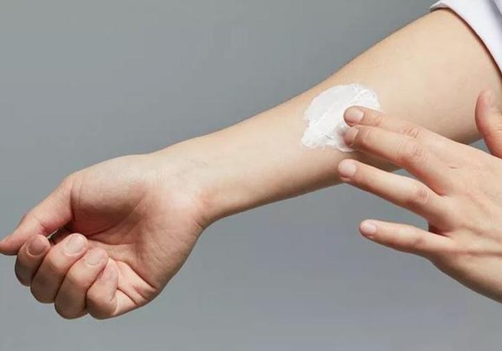 牙膏与红霉素软膏能祛老年斑吗,老年斑消除偏方红霉素软膏加甘油