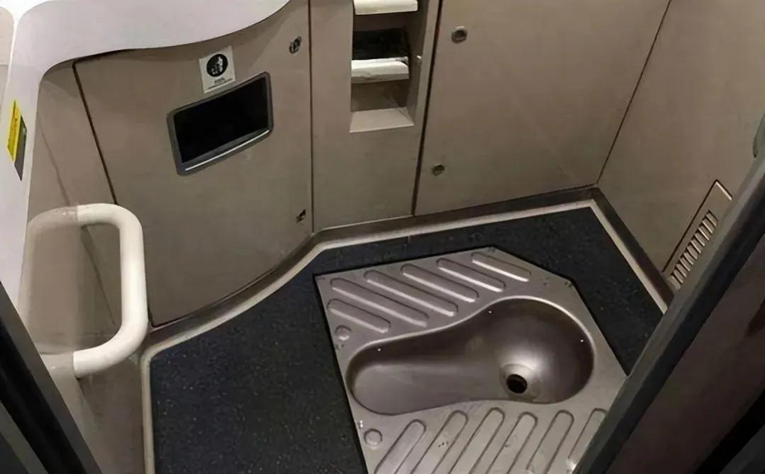 火车厕所里的粪便最后去了哪里,火车上面的粪便都跑哪里去了