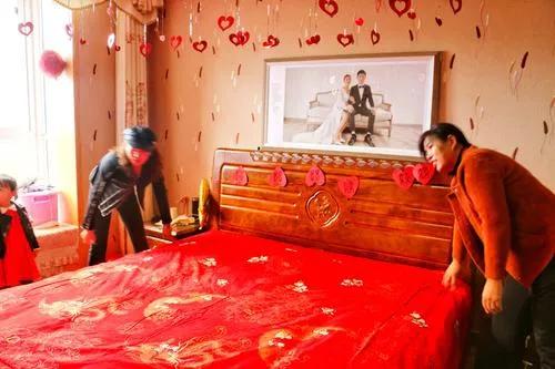 农村习俗结婚铺床顺口溜,结婚之前铺床顺序农村习俗