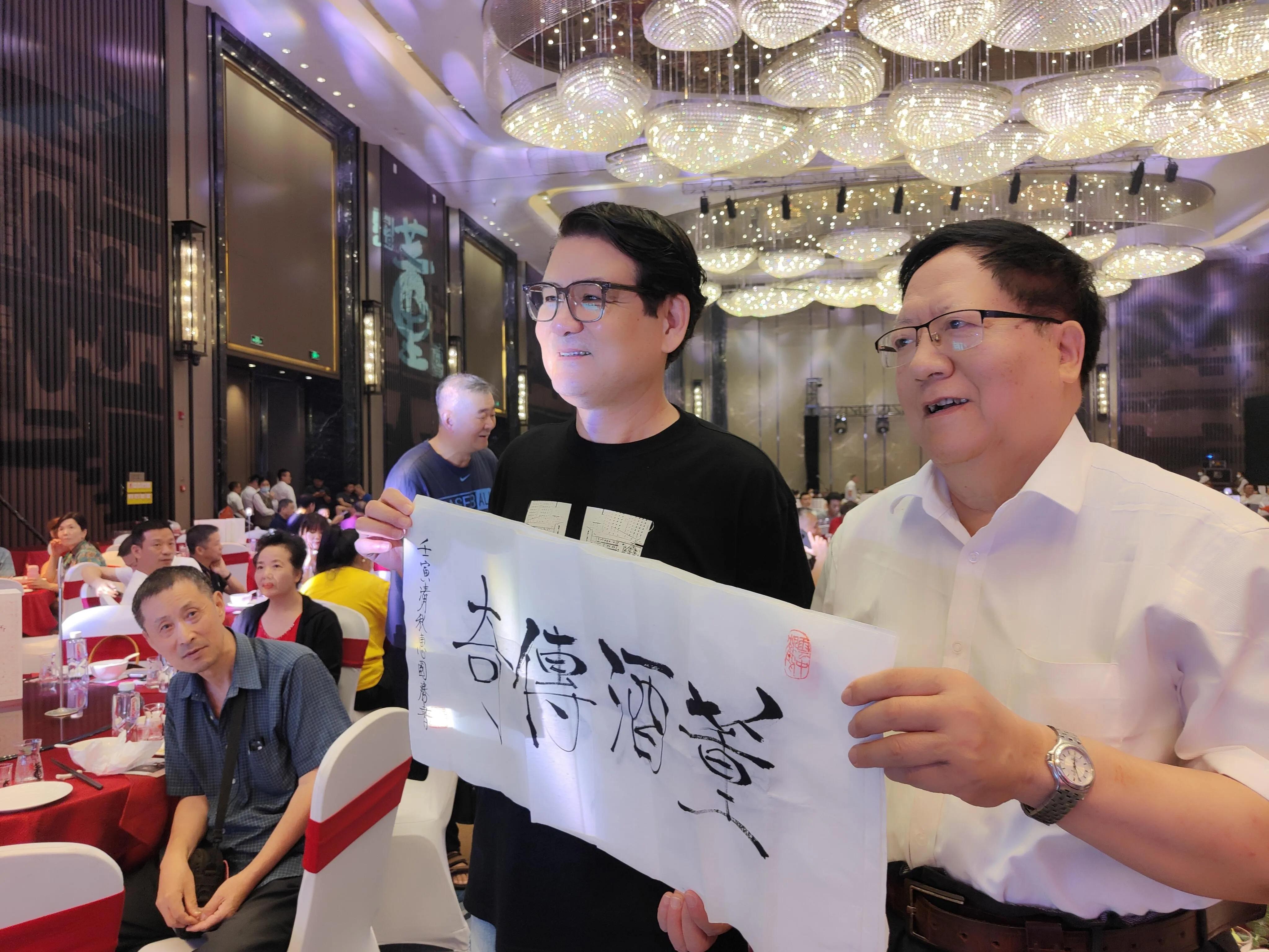 江城的夜千里迢迢,春城的秋夜