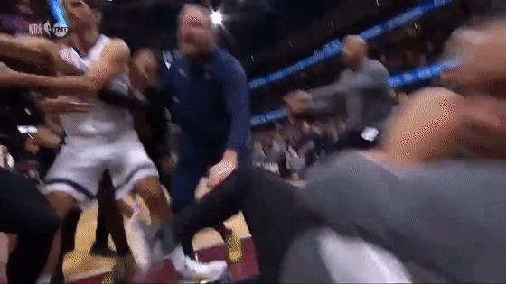 狄龙肘击米切尔原视频,灰熊vs骑士米切尔狄龙