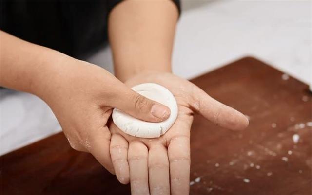 糯米粉别包汤圆了，教你新做法，软糯香甜粽香浓郁，凉热都好吃