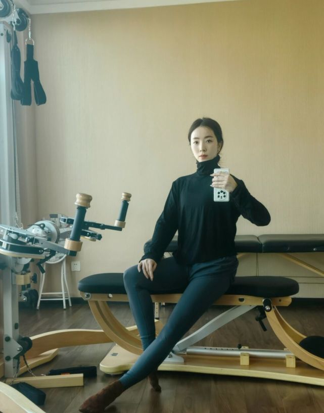 李思思袜子,央视主持人李思思晒健身照片