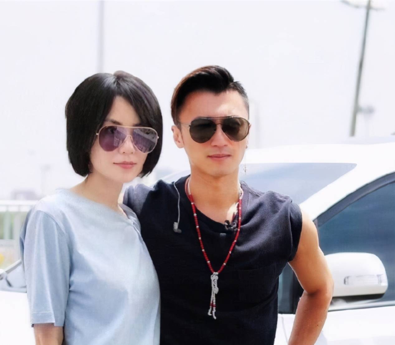 王菲谢霆锋机场撒糖再现世纪牵手,王菲谢霆锋机场牵手对比照