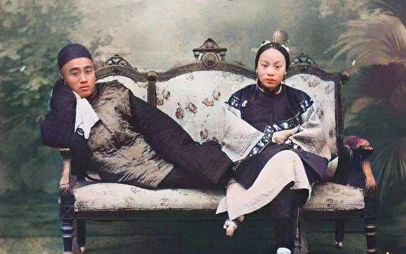 女子穿日军军装拍照被拘留,女子穿侵华日军服装摆拍新闻视频