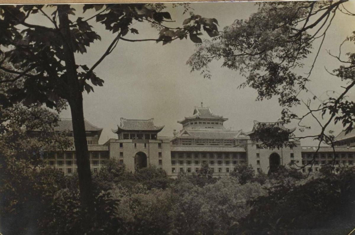 日军当着国军的面杀俘虏,日军侵华兽行