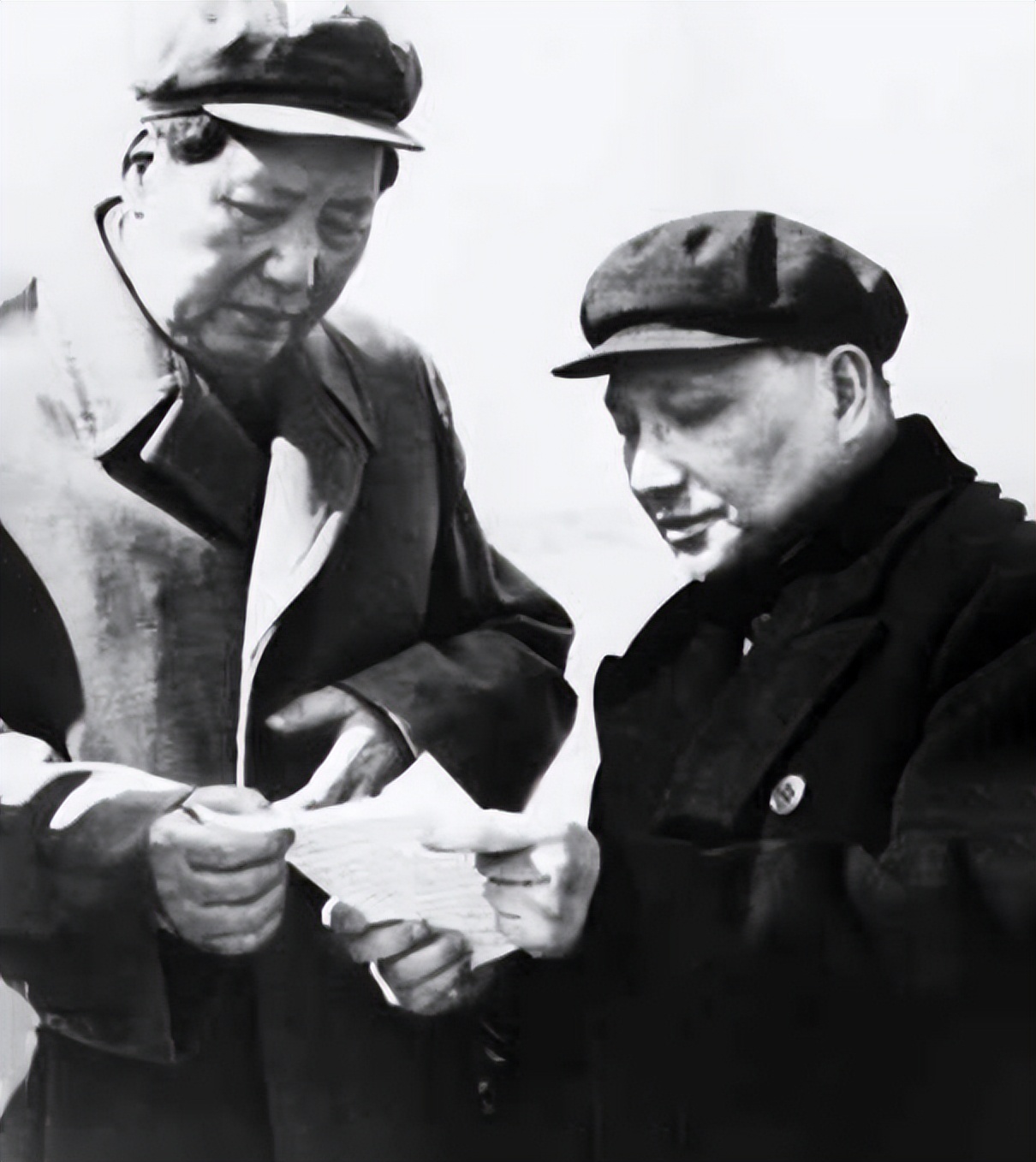 我死后中国会是什么样子？听完*小平邓**回答，毛主席：英雄所见略同