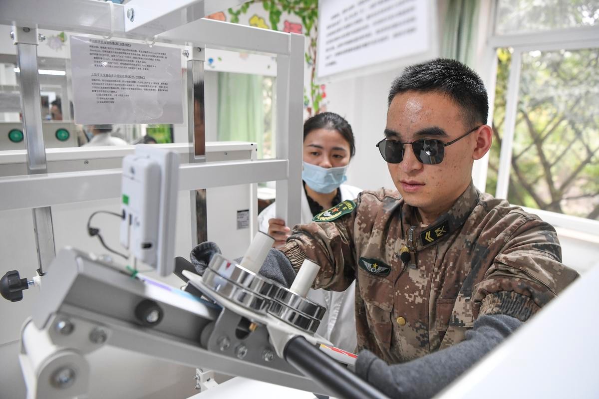 他是90后排雷英雄，27岁失去双手双眼荣立一等功，31岁获八一勋章