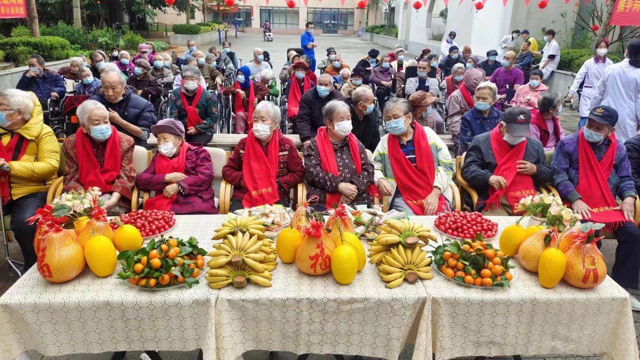 北京同仁堂蓝衣哥公益同盟开展元宵节送温暖活动