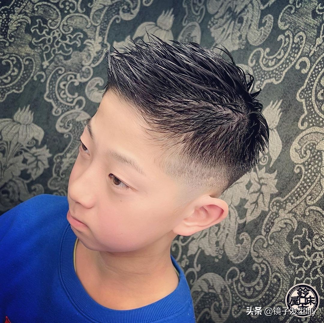 最酷的小男孩发型实图长发,简单好看的小男孩发型设计图