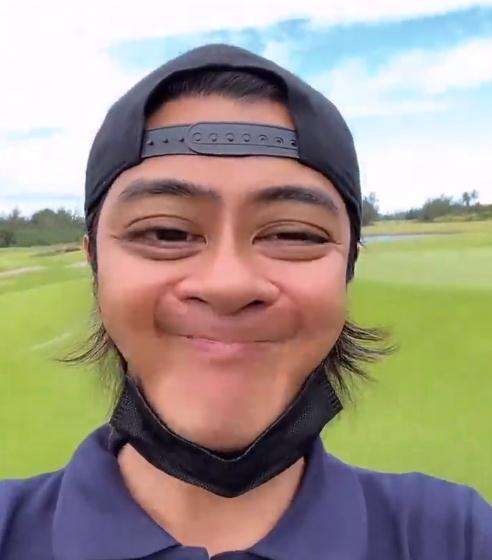 罗志祥在国外大街上搞怪,做各种滑稽的动作,疑似又开始放飞自我