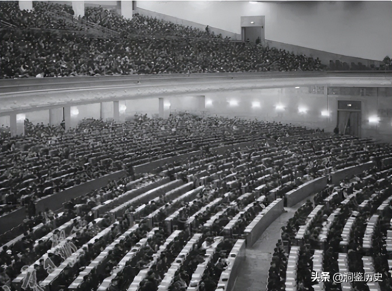 59年人民大会堂落成，毛主席视察时指着天花板笑问：这是谁的主意