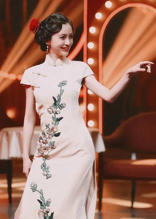 刘嘉玲关晓彤同框,穿旗袍大秀窈窕好身材