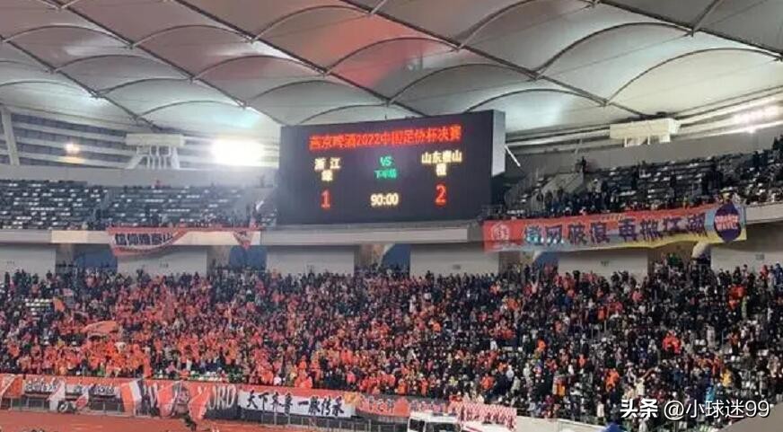 足协杯冠军奖杯被掰坏谁弄坏的,足协杯奖杯掰掉一个角视频