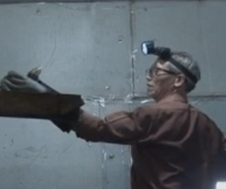 农村老汉把毒蛇养得像亲儿子一样,江西六旬老汉养毒蛇