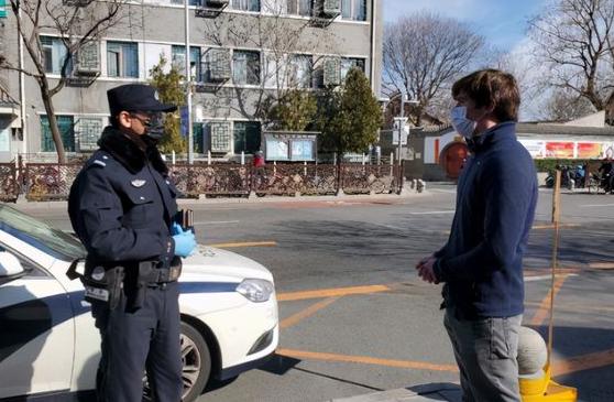 3名老外街头*戏调**中国女孩，公然挑衅警察，最终惨遭东北小伙围殴