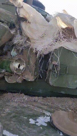 俄军坦克被摧毁炮塔炸飞,俄军坦克被击中救队友