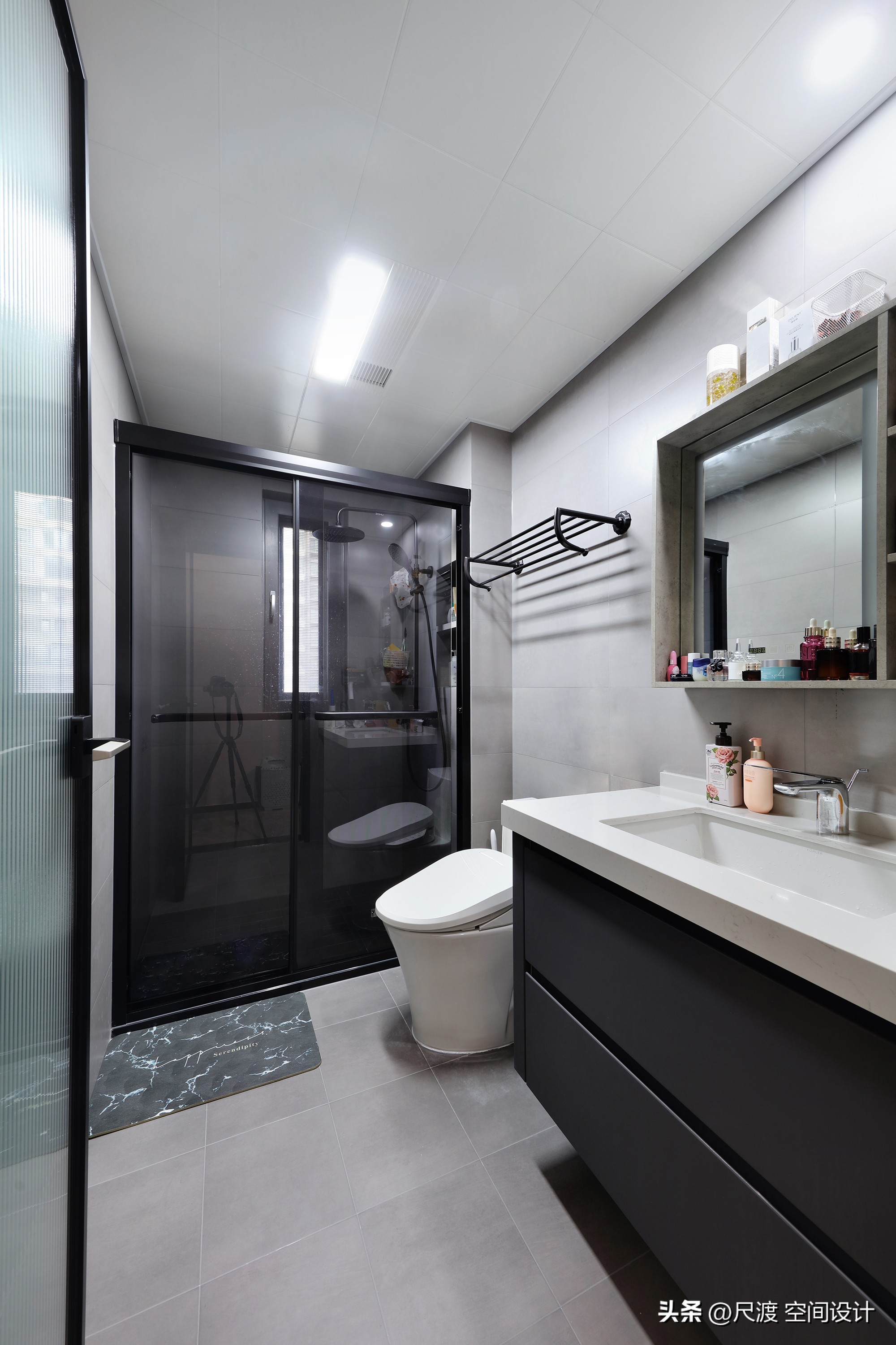 经典的黑白灰风格,高级耐看的极简黑白灰