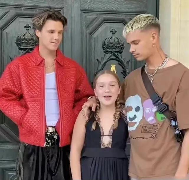 超模穿深v,贝克汉姆女儿穿搭