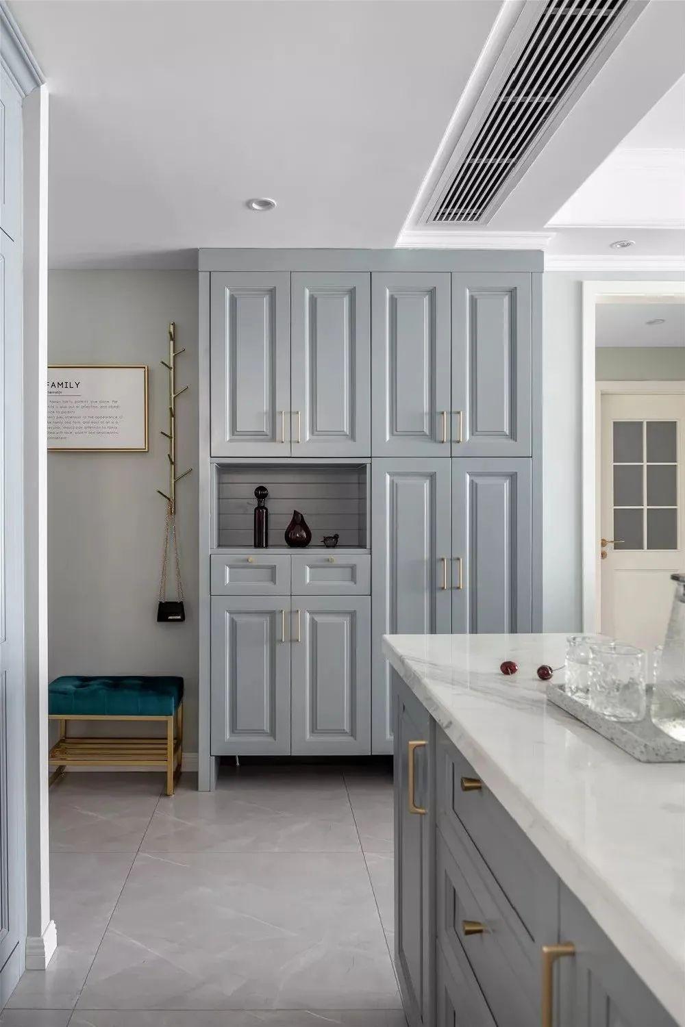 定制柜和柜子哪个便宜,定制柜子和买成品柜子哪个划算