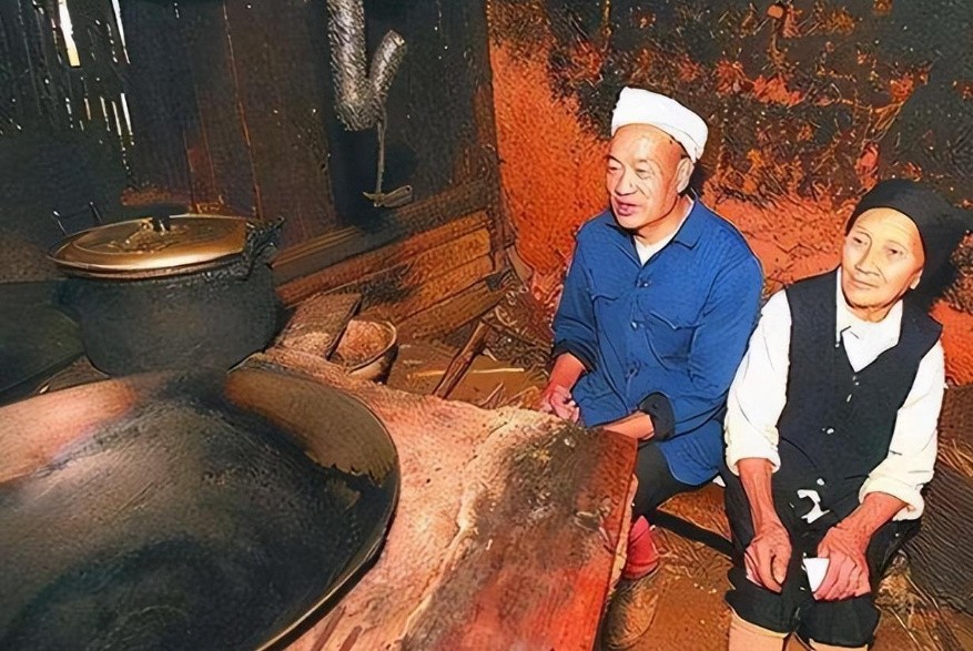 漂亮寡妇偷吃“*果禁**”，携19岁小伙隐居深山50年，创造了人间奇迹