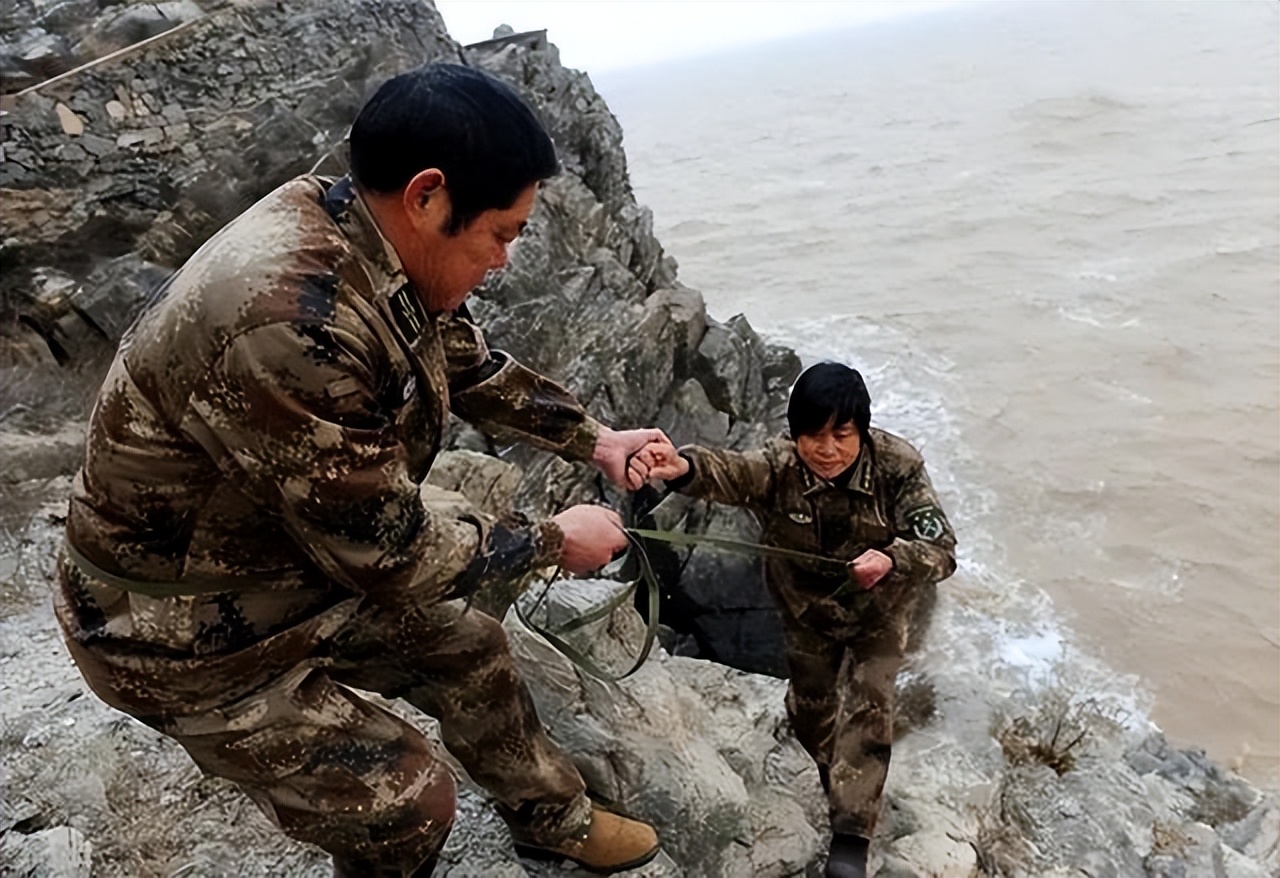 两夫妻守孤岛月入6万,一对夫妻被困孤岛一年吃一次肉