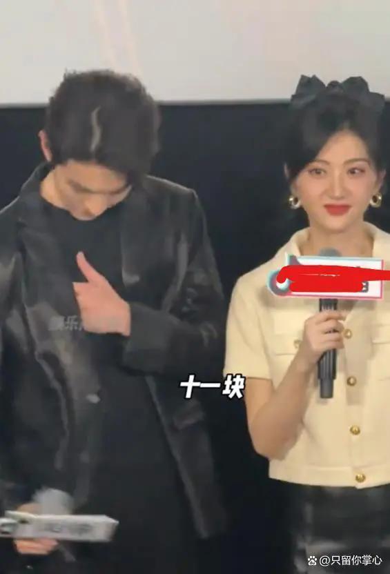 35岁景甜活动现场撩许凯腹肌！男方大方展示引欢呼，两人关系和