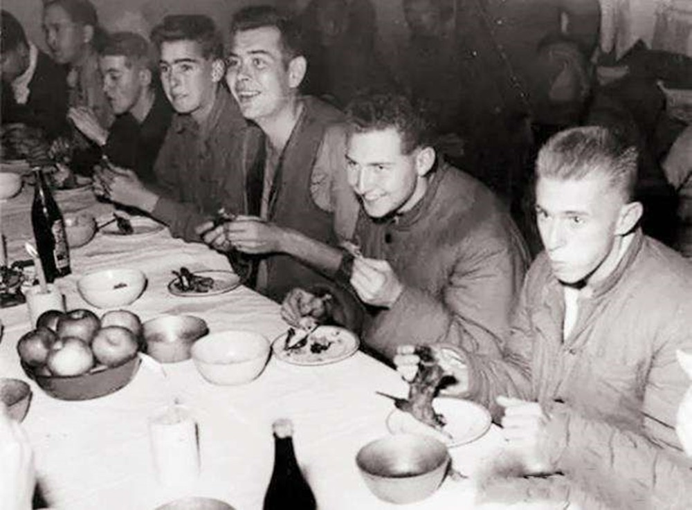 美国大兵阵亡回国最后的荣耀,美国大兵给德军俘虏发香烟