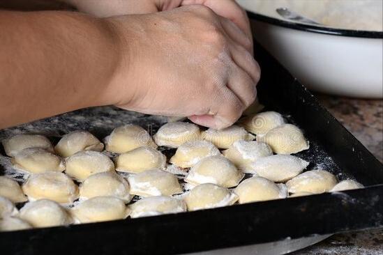 生饺子不冷冻怎么保存不会粘,生饺子保存方法