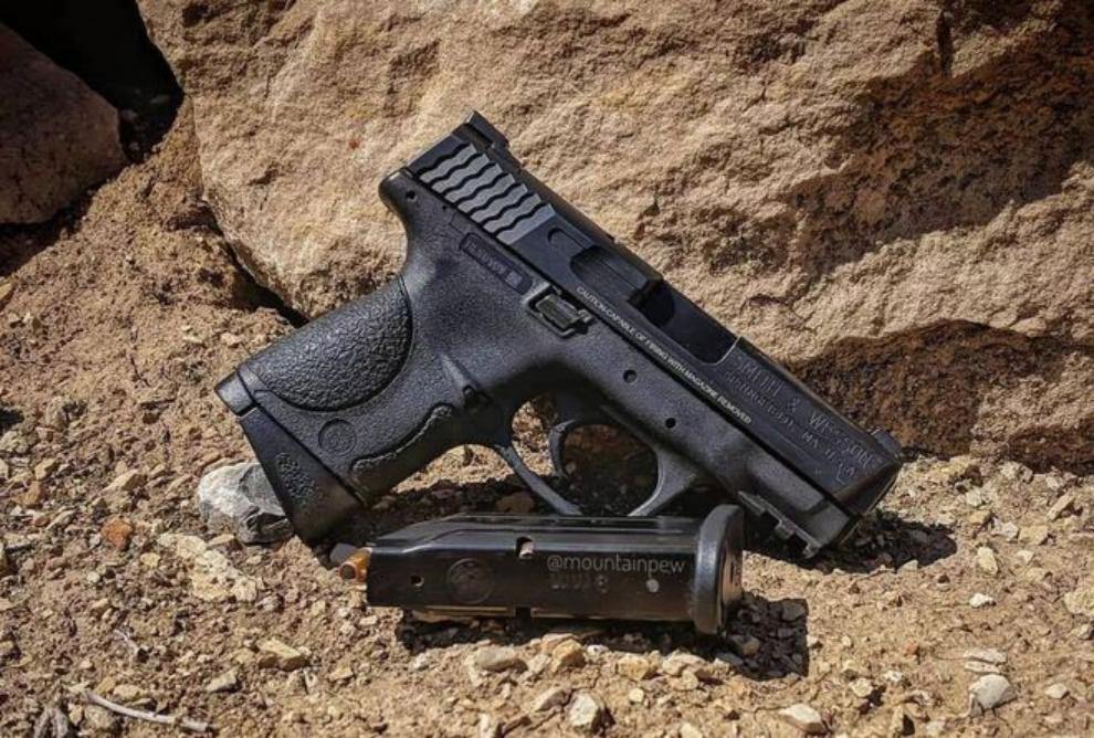 美2岁儿童玩枪打死母亲,外国两岁小孩开枪打死母亲