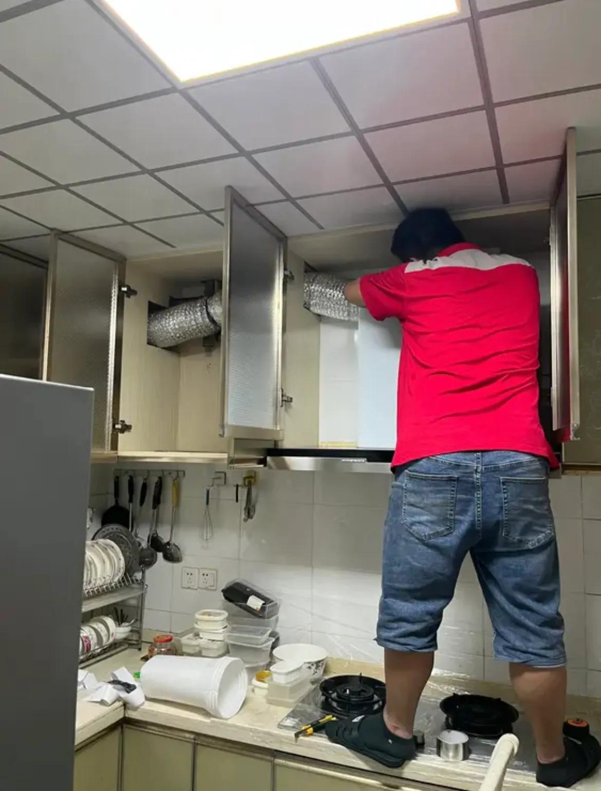 更换抽油烟机旧的先卸哪个部位,老式顶吸式油烟机滴油管更换