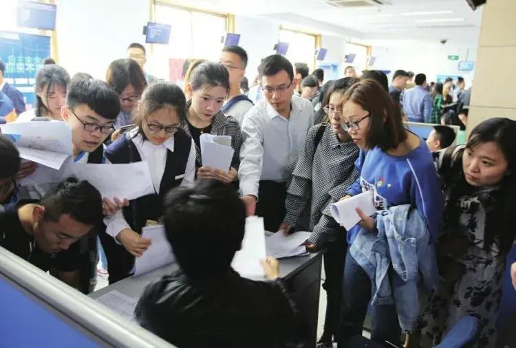 廉价大学生高薪农民工,招不到农民工却能招廉价的大学生