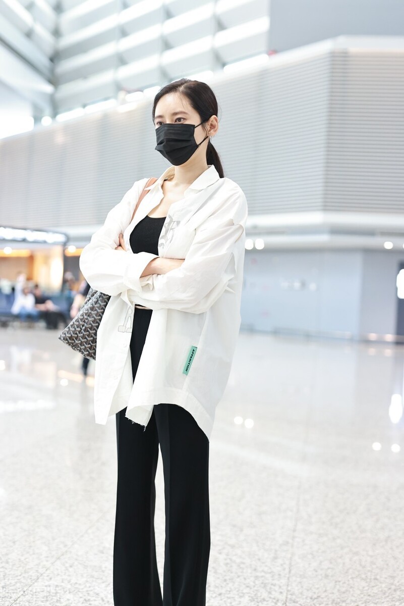 秋瓷炫机场同款镂空衣服,秋瓷炫白色薄纱长裙亮相