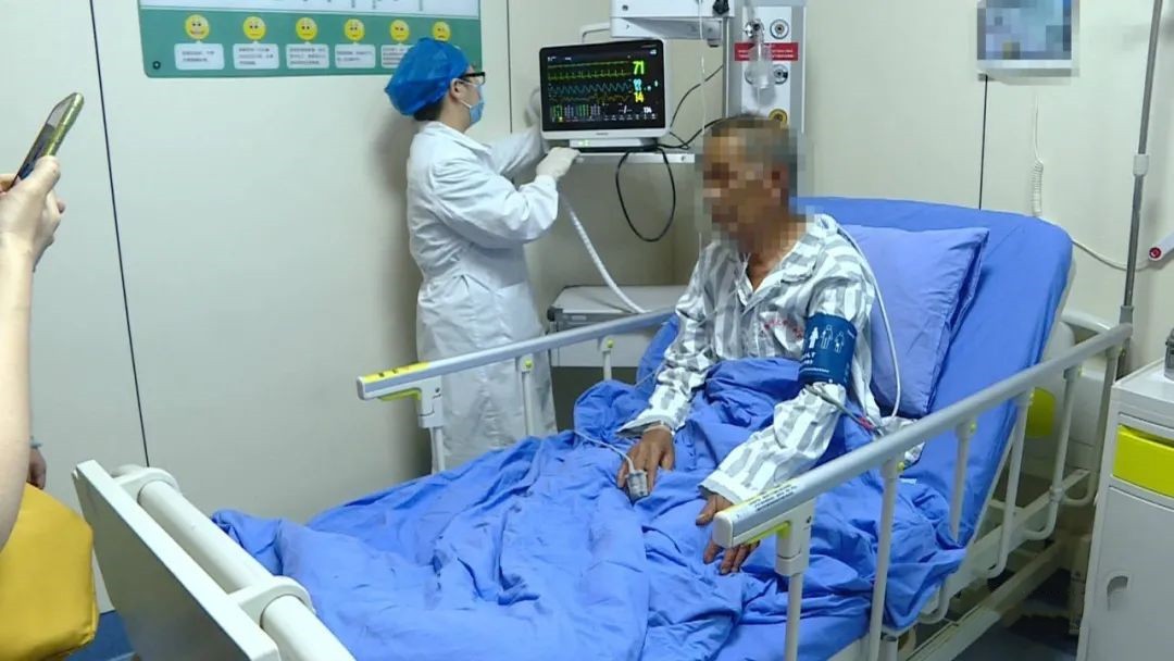 广西老汉惹怒眼镜王蛇,两招捡回一条命,路遇毒蛇该如何自救?