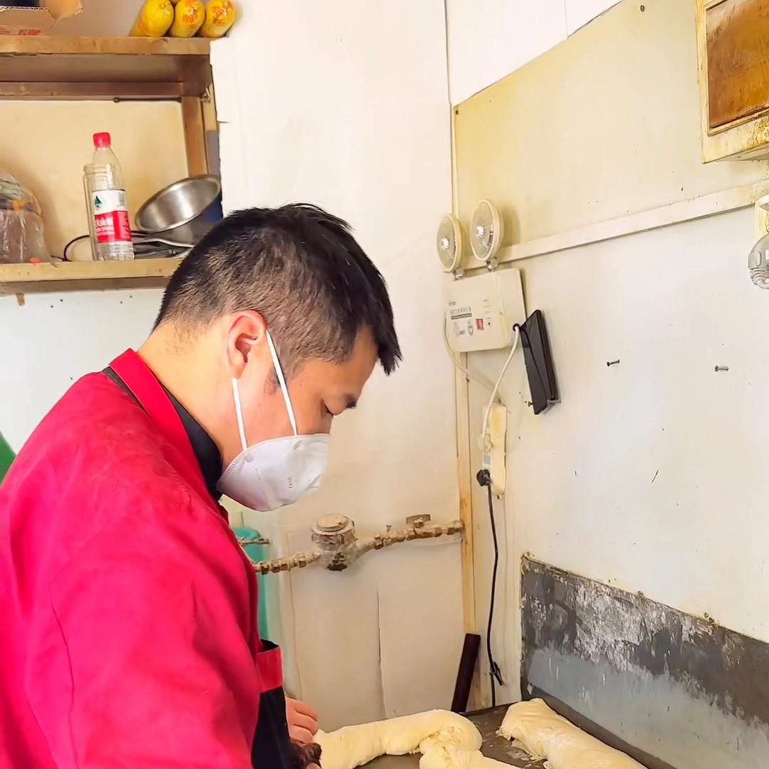 00后女大学生毕业后在北京卖烧饼,在北京本科毕业能干什么